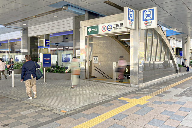 三田駅徒歩6分・田町駅徒歩9分の好立地。前面道路は広い歩道があり、視認性も抜群