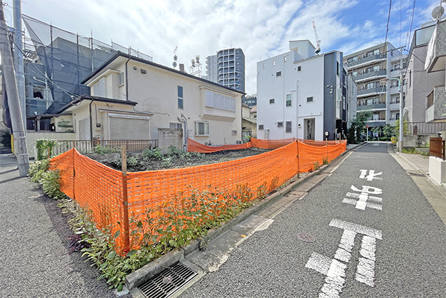 自然と文化が融合する街に並列2台車庫付の邸宅を建てる
