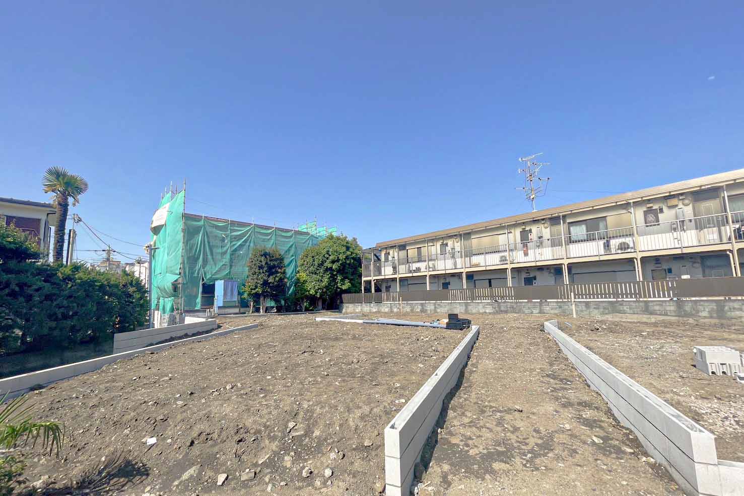前面道路はゆとりのある歩道、小さなお子様がいるご家庭におすすめしたい土地