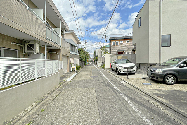 住環境良好な約58坪×間口約17.2mの土地に、三世代が一緒に暮らす家を