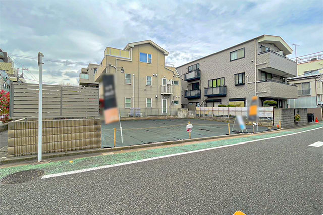 南東角地で南側前面道路は幅員約11.3m×間口約10m、明るいリビングを実現