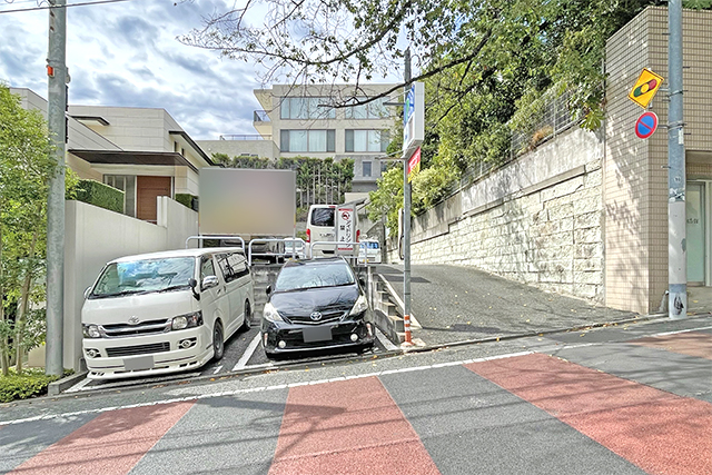 さながら美術館のような、洗練されたモダン邸宅を「青葉台」の高台で