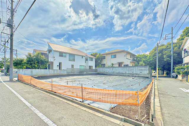 低層の建物に囲まれた閑静な住宅街、落ち着いた暮らしを求める方におすすめ