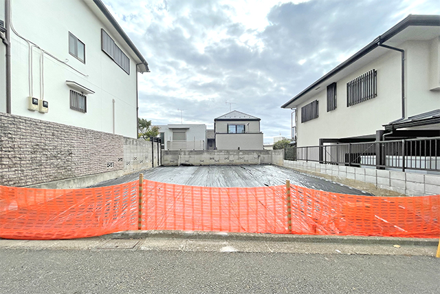 池を中心に静けさ広がる、桜の街に建てるオーダーメイド住宅